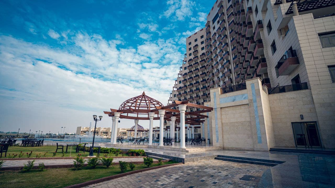 الواجهة والحدائق