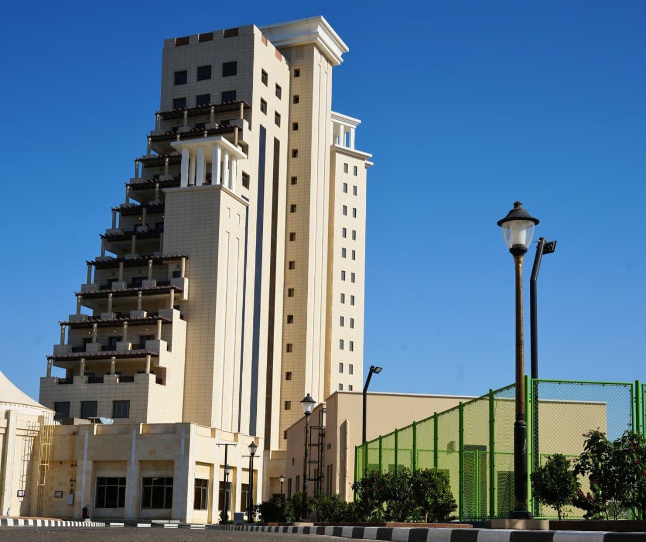 الواجهة والحدائق